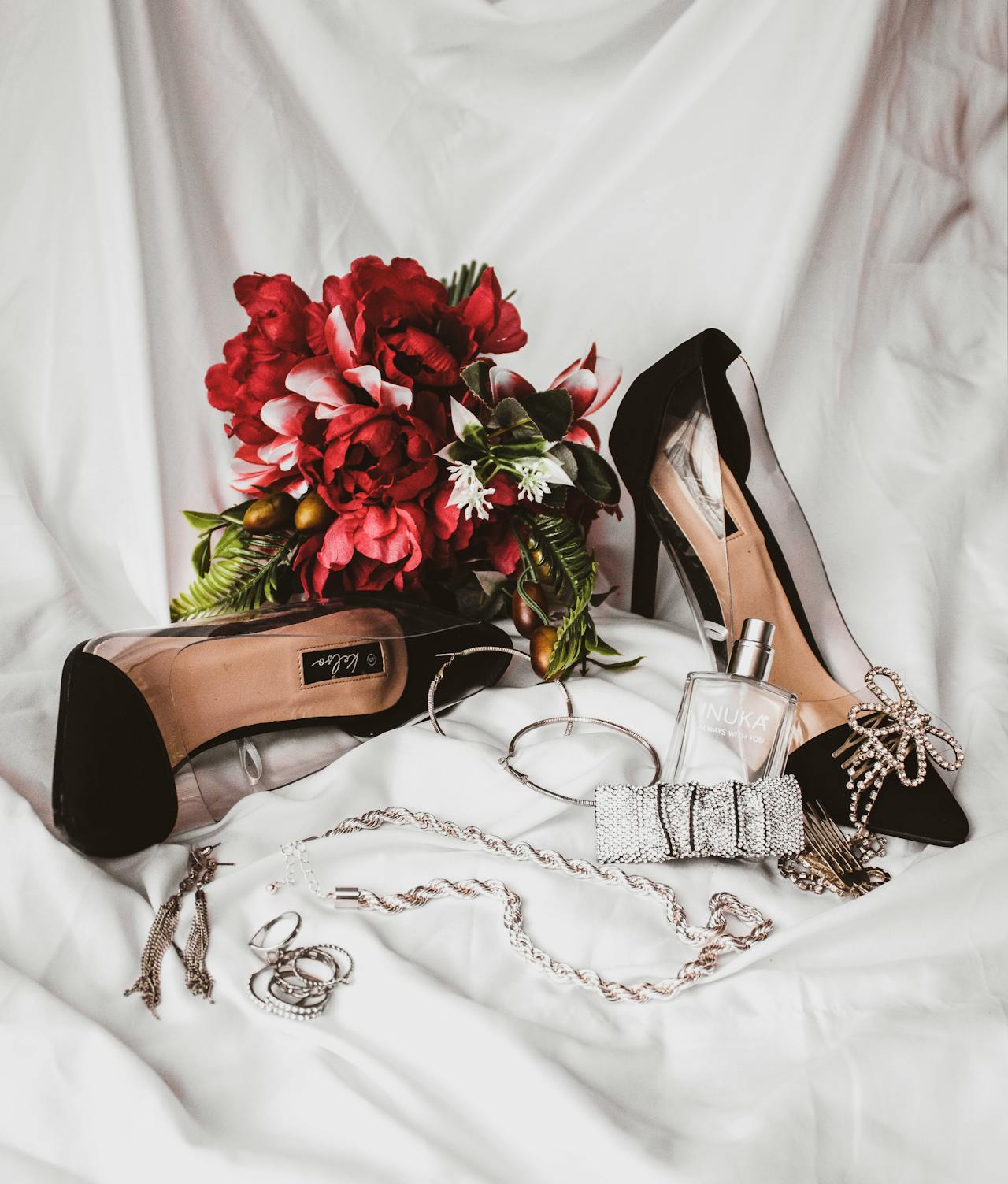 Флакон парфюма на фоне заката