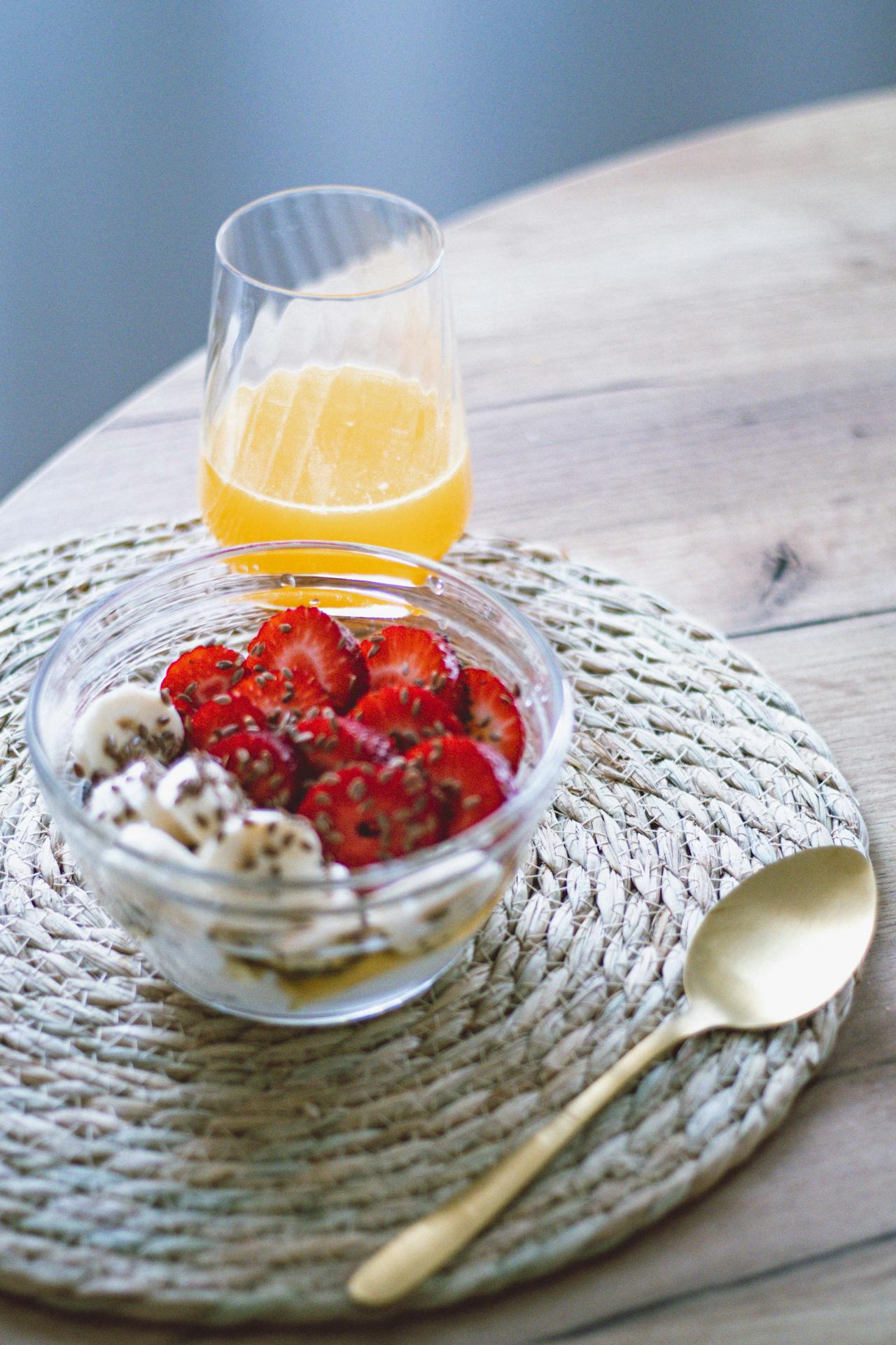 Женщина грустно смотрит на весы