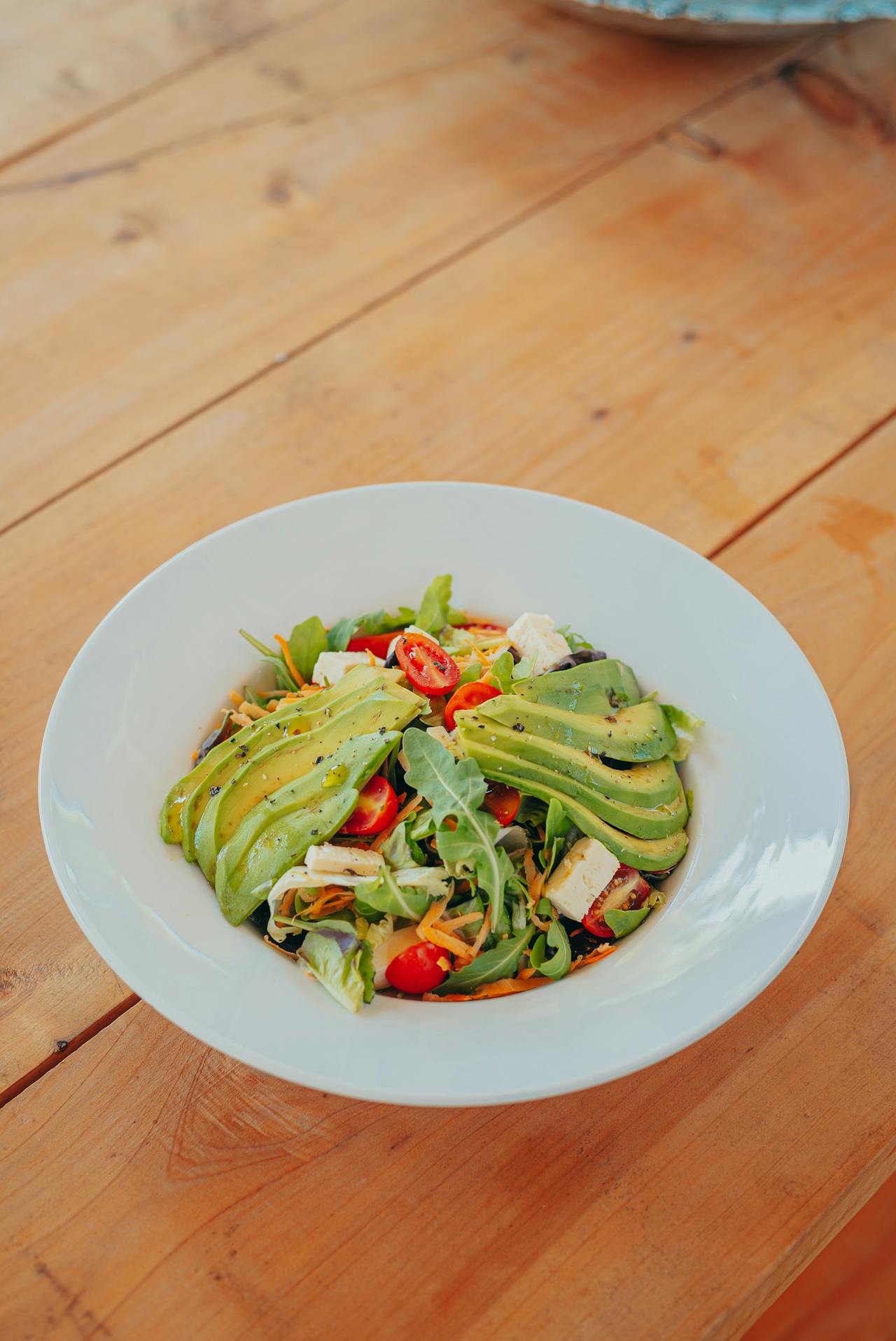 Улыбающаяся женщина готовит здоровую еду