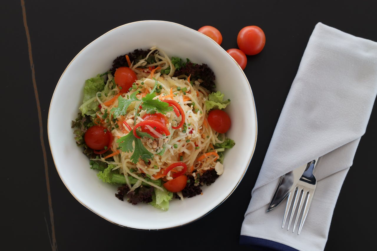 Люди едят в кафе